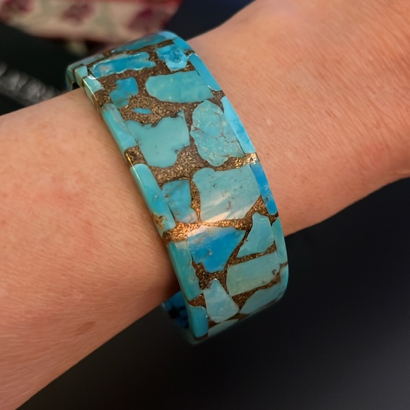 Composite turquoise chip bangle infused with golden metal chips - Picture 5 of 8